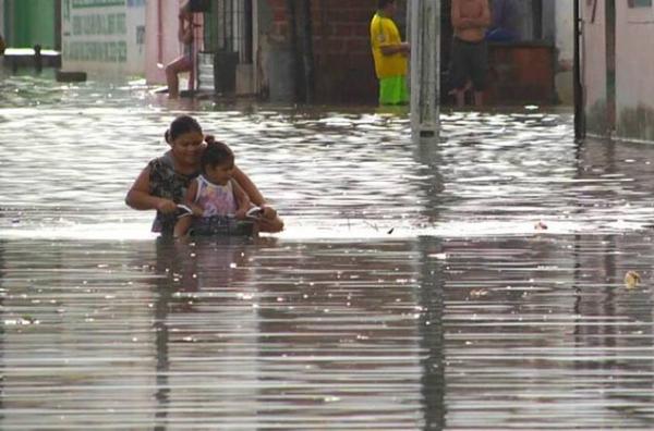 Chuva causa alagamentos e rua vira piscin&atilde;o em Parna&iacute;ba(Imagem:Jota Ara&uacute;jo)