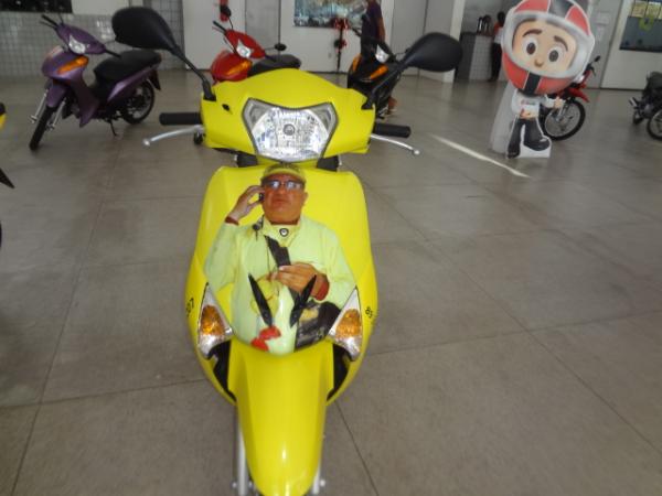 Rep&oacute;rter Amarelinho &eacute; presenteado com nova motocicleta.(Imagem:FlorianoNews)