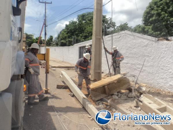 Eletrobr&aacute;s substitui poste danificado em acidente na Avenida S&atilde;o Pio(Imagem:FlorianoNews)