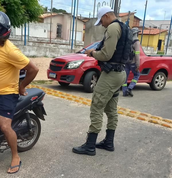 3º BPM realiza blitz no bairro Catumbi como parte de ações preventivas em Floriano(Imagem:Divulgação/PM)
