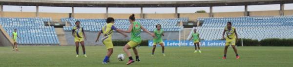 Treino do Tiradentes-PI no est&aacute;dio Albert&atilde;o.(Imagem:Emanuele Madeira)