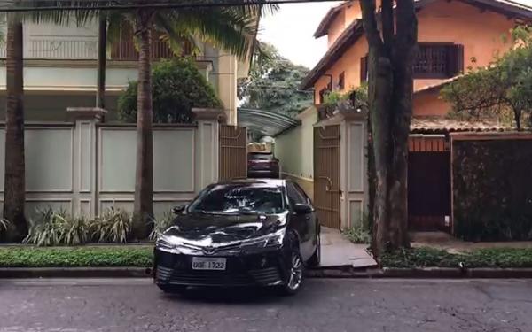 Carro deixa a casa do ex-presidente Michel Temer, em S&atilde;o Paulo.(Imagem:Gessyca Rocha/G1)