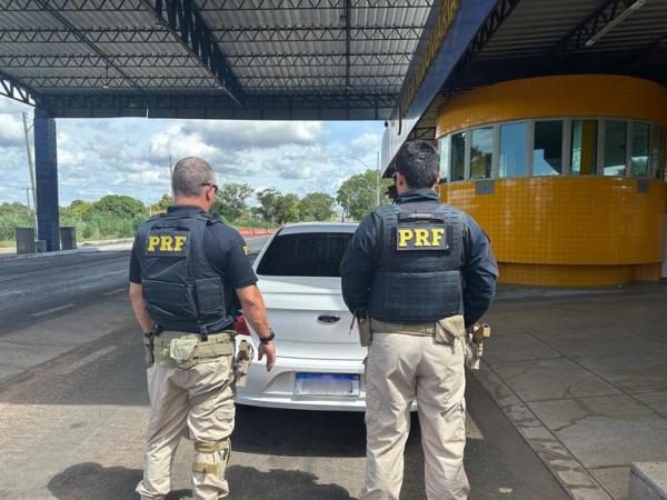 PRF recupera carro roubado durante fiscalização em Floriano