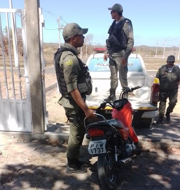 Pol&iacute;cia Militar de Floriano recupera motocicleta furtada em matagal pr&oacute;ximo ao Mosteiro.(Imagem:Divulga&ccedil;&atilde;o/PM)