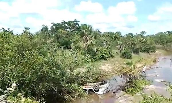 Carro capota, cai em riacho e fica submerso em José de Freitas, Piauí