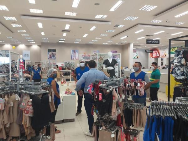 Reabertura do com&eacute;rcio em Floriano.(Imagem:Aparecida Santana/TV Clube)