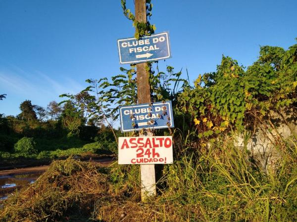 Morador fixa placas de alerta sobre violência em bairro de Teresina: assalto 24h. Cuidado!