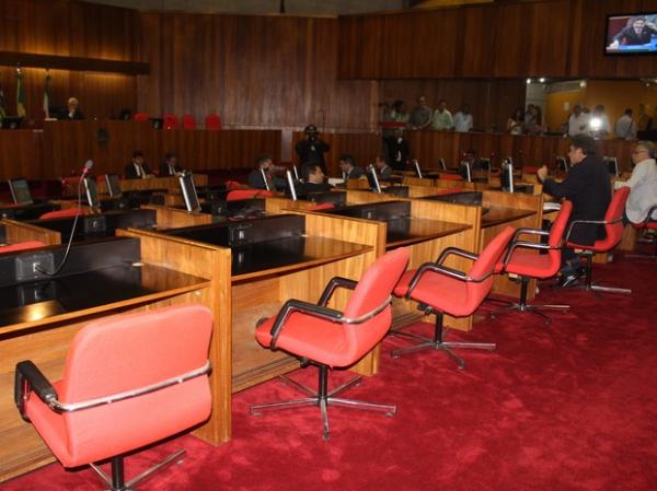Votação de PEC é adiada por falta de quórum e deputados são vaiados