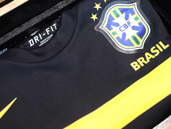 Detalhe da camisa preta da Sele&ccedil;&atilde;o Brasileira.(Imagem:Divulga&ccedil;&atilde;o)