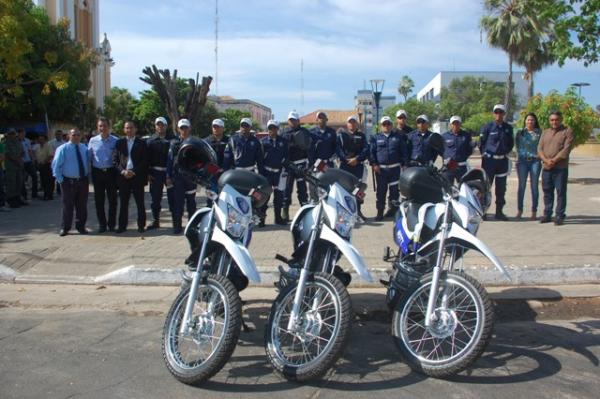 Prefeito Gilberto Junior entrega tr&ecirc;s novas motocicletas &agrave; Superintend&ecirc;ncia Municipal de Tr&acirc;nsito.(Imagem:Waldemir Miranda)