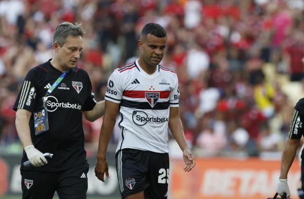Alisson simboliza reconstrução do São Paulo com nova posição e quer título para coroar "reinvenção"