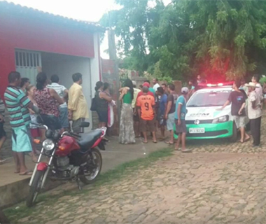 Mulher é achada morta e com sinais de estrangulamento na capital