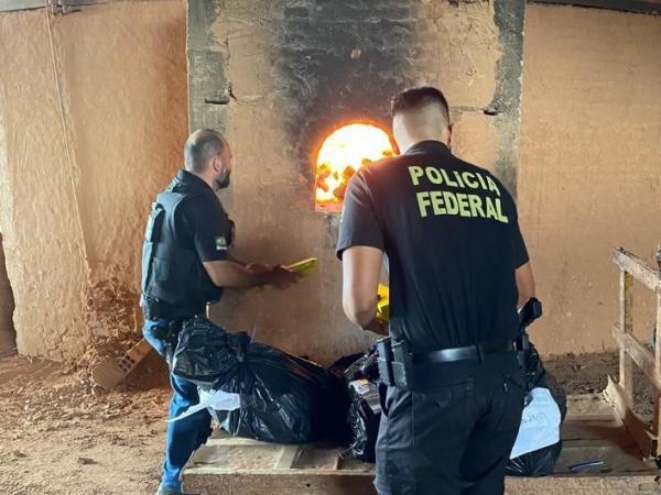 Polícia Federal queima mais de 200 kg de maconha e cocaína no litoral do Piauí