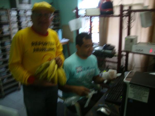 inicio da manha na radio difusora com suas bananas(Imagem:reda&ccedil;&atilde;o)