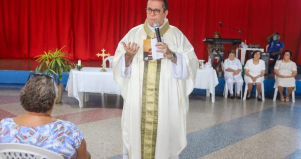 Sesc Ilhotas celebra Páscoa com missa especial para o grupo de pessoas idosas