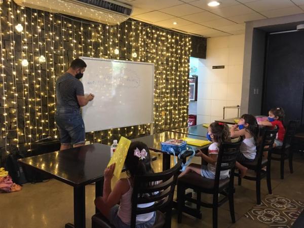 Crianças assistem aula em restaurante em ato que pede retorno do ensino presencial no PI