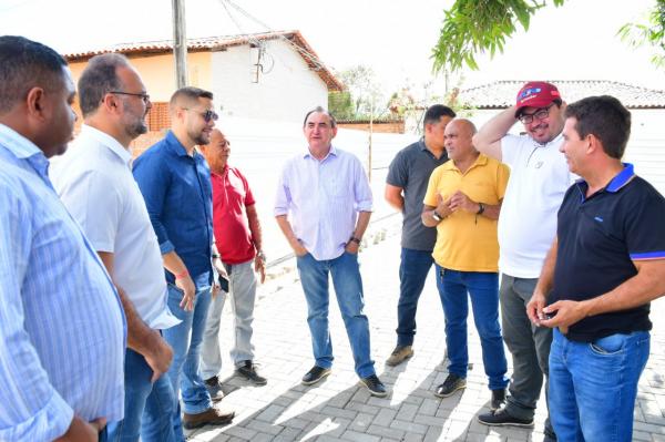 Vereadores de Floriano acompanham visita a obras em andamento na cidade.(Imagem:CMF)