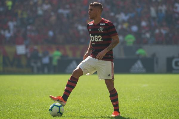 Colombiano entra em rota de colis&atilde;o com o clube, que alega n&atilde;o ter recebido propostas por ele. Chateado por sair do time sem receber explica&ccedil;&otilde;es, volante deixa o jogo contrariado.(Imagem:Alexandre Vidal / Flamengo)