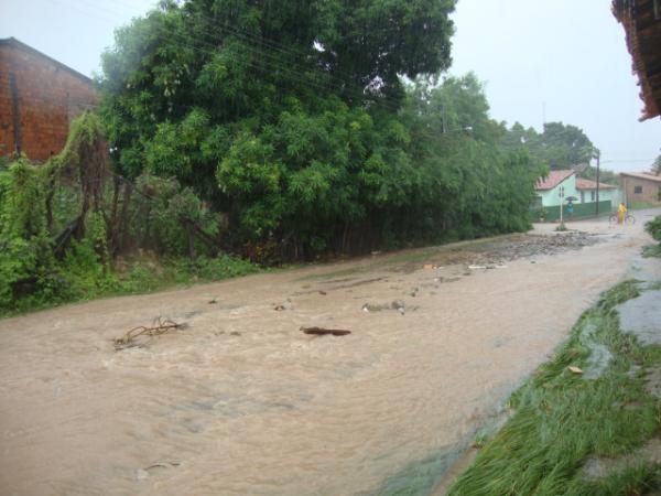 Rua tomada pela agua dos riachos(Imagem:reda&ccedil;&atilde;o)