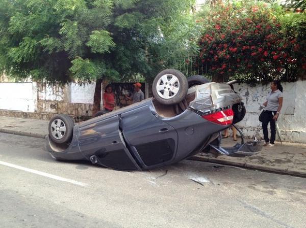 Motorista fica ferido após capotar veículo no Centro de Teresina