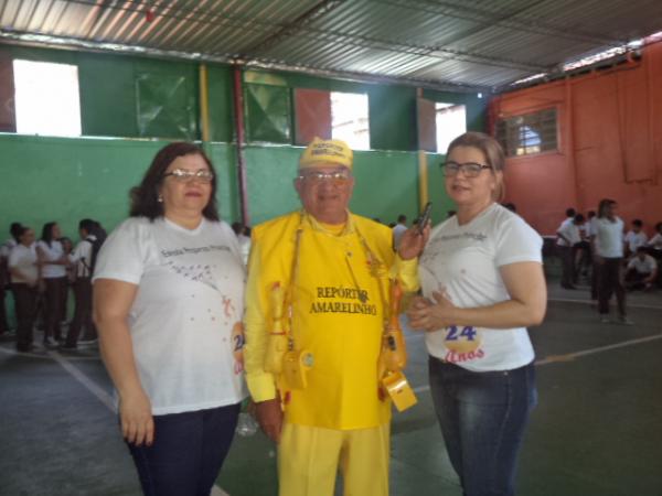 Alunos promovem abraço simbólico pelo aniversário da Escola Pequeno Príncipe.(Imagem:FlorianoNews)