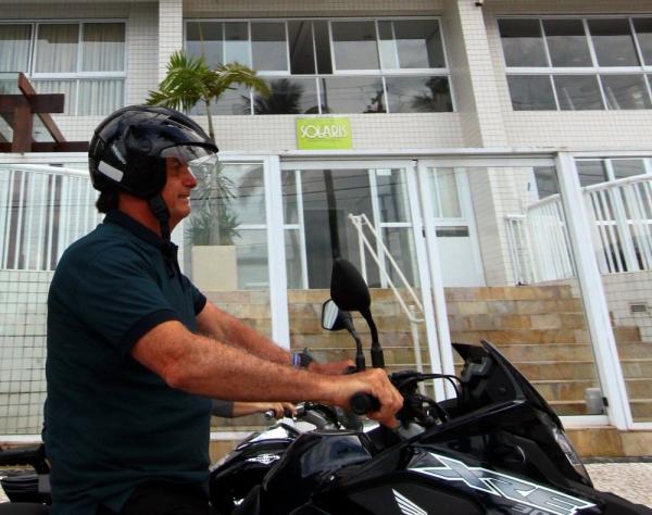 Prefeitura de Guarujá diz que não irá multar Bolsonaro por andar de moto com capacete solto