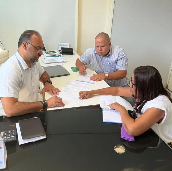 Presidente da Câmara Municipal recebe equipe de contabilidade e destaca equilíbrio financeiro