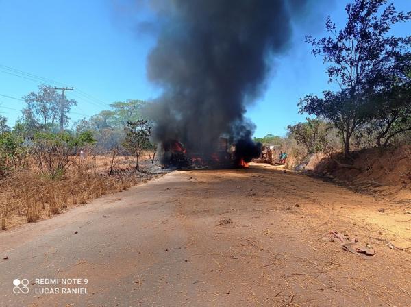 Motorista morre carbonizado após colisão entre carretas no sul do Piauí