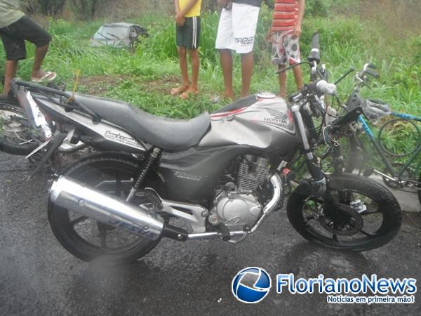 Colis&atilde;o entre carro e moto deixa v&iacute;tima fatal na BR 230.(Imagem:FlorianoNews)