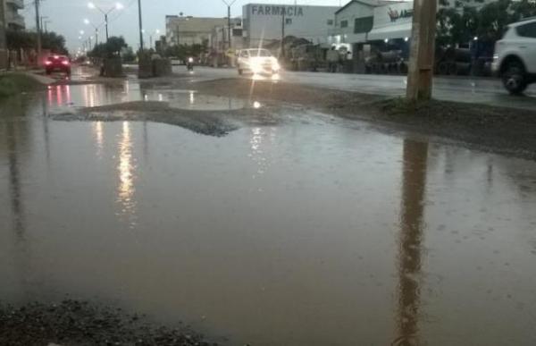 Chuva deixa ruas alagadas na cidade de Picos