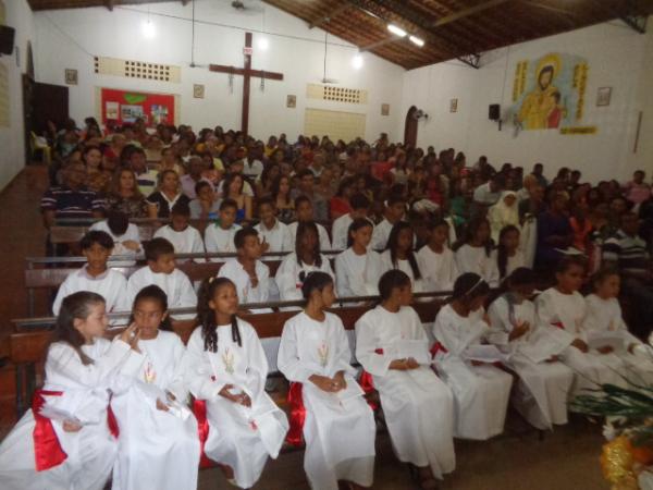 Jovens recebem Sacramento da Primeira Eucaristia em Floriano