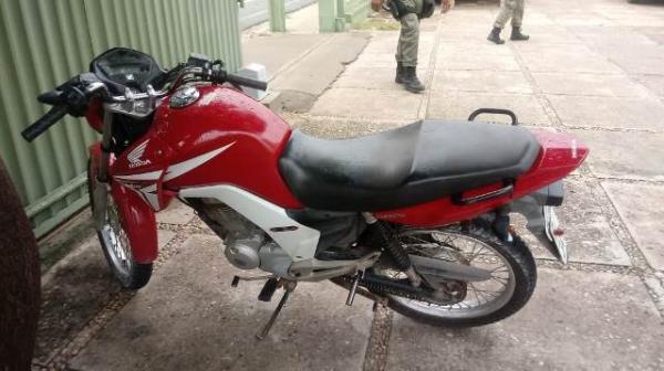Motocicleta em estado de abandono &eacute; apreendida pela PM de Floriano.(Imagem:FlorianoNews)