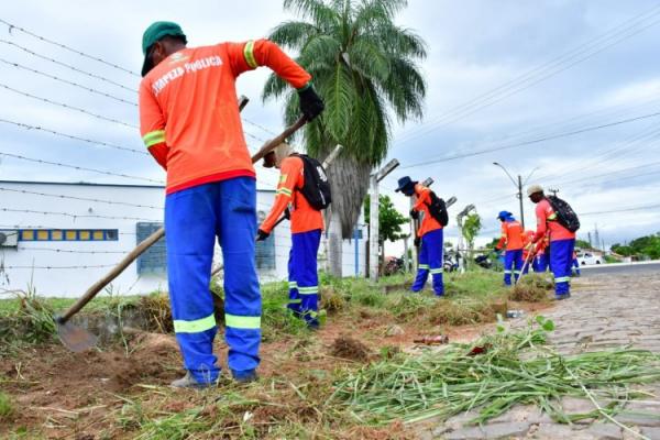 Saúde e Infraestrutura realizam ação no bairro Via Azul no combate ao mosquito da Dengue