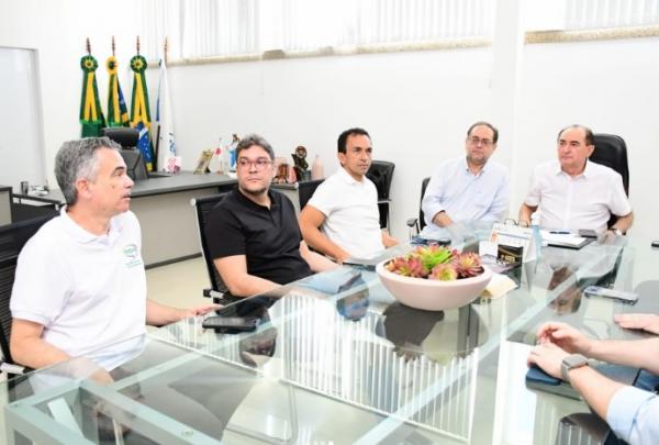 Prefeito Ant&ocirc;nio Reis recebe Washington Bandeira e discute desenvolvimento de Floriano.Prefeito Ant&ocirc;nio Reis recebe Washington Bandeira e discute desenvolvimento de Floriano.(Imagem:Reprodu&ccedil;&atilde;o/Instagram)