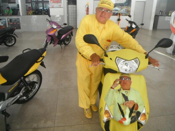 Rep&oacute;rter Amarelinho &eacute; presenteado com nova motocicleta.(Imagem:FlorianoNews)