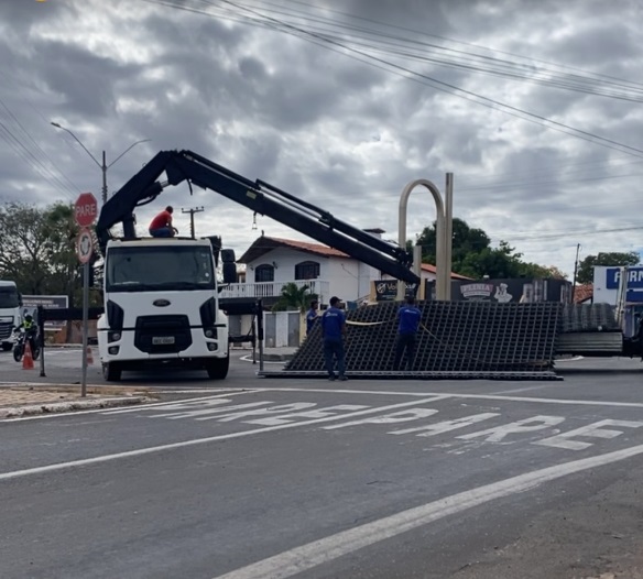 Carga de ferro se desprende de caminhão e interdita trecho do anel viário de Floriano