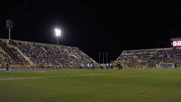 Refletor queimou no est&aacute;dio em Resistencia, antes do Supercl&aacute;ssico Brasil x Argentina.(Imagem: Getty )