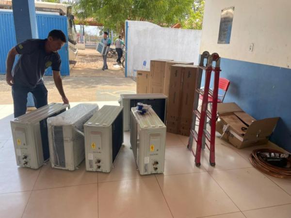 Prefeitura de Floriano instala aparelhos de ar-condicionado em escola da localidade Amolar(Imagem:Secom)