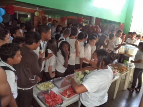 Alunos promovem abraço simbólico pelo aniversário da Escola Pequeno Príncipe.(Imagem:FlorianoNews)