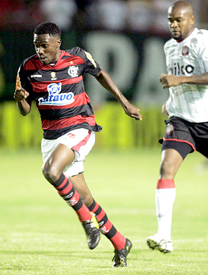 Atlético-PR vence o Fla, cola no G-4 e quebra a invencibilidade de Luxa