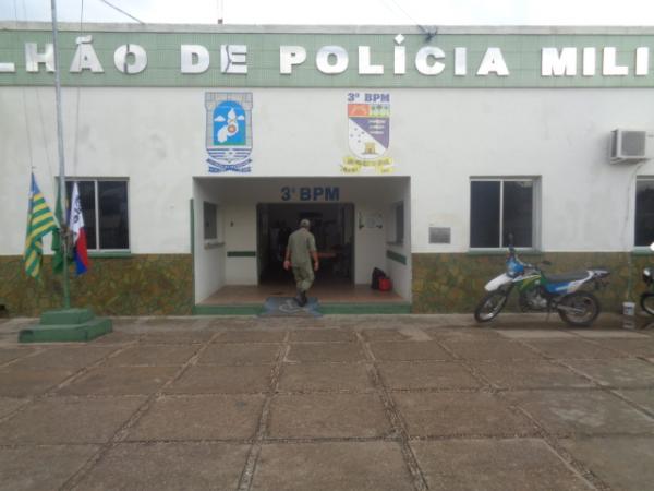 Mulher tem motocicleta tomada de assalto no bairro Curador