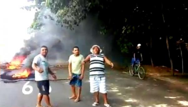 Lavadores de carro bloqueiam avenida de Teresina e protestam por falta de energia(Imagem:Reprodu&ccedil;&atilde;o/TV Jornal Meio Norte)