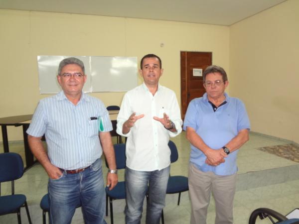 Avelino Neiva participa de reuni&atilde;o com l&iacute;deres comunit&aacute;rios de Floriano.(Imagem:FlorianoNews)