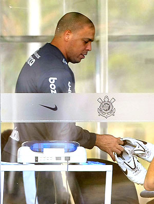 Ronaldo e Dentinho seguem vetados e não enfrentam o Santos na Vila