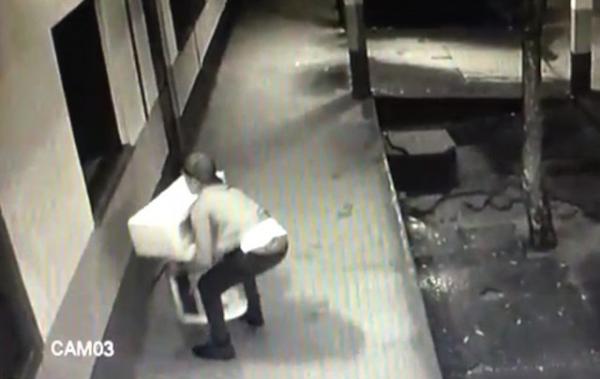 Câmera flagra homem furtando ar-condicionado de escola pública em Teresina
