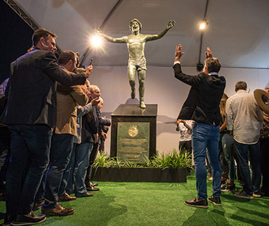 Grêmio inaugura estátua e Renato Gaúcho se emociona