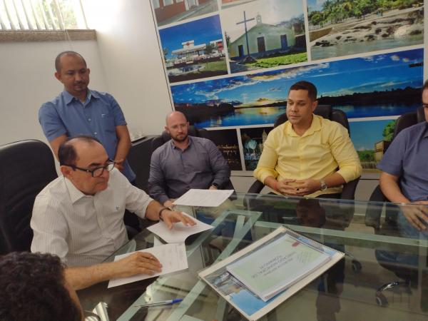 Prefeito de Floriano assina ordens de servi&ccedil;os para a constru&ccedil;&atilde;o de importantes obras(Imagem:FlorianoNews)