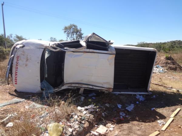 Veículo sai da pista e capota várias vezes em Floriano