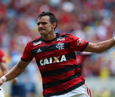 Flamengo vence Cruzeiro e segue na cola do São Paulo