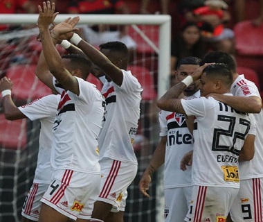 São Paulo vence Sport e mantém liderança do Brasileirão